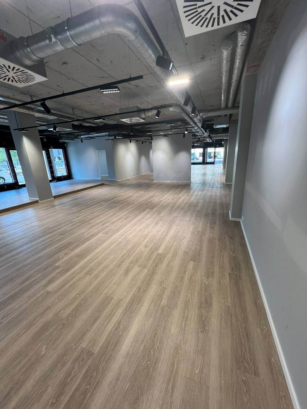 Langer Blick durch die Halle mit offener Decke