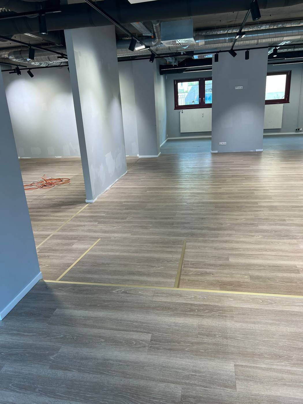 Blick zwischen zwei Säulen durch die Halle