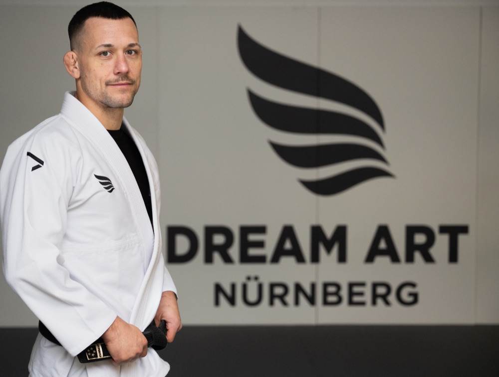Christoph Stegmann im Gi vor der Dream-Art-Wand