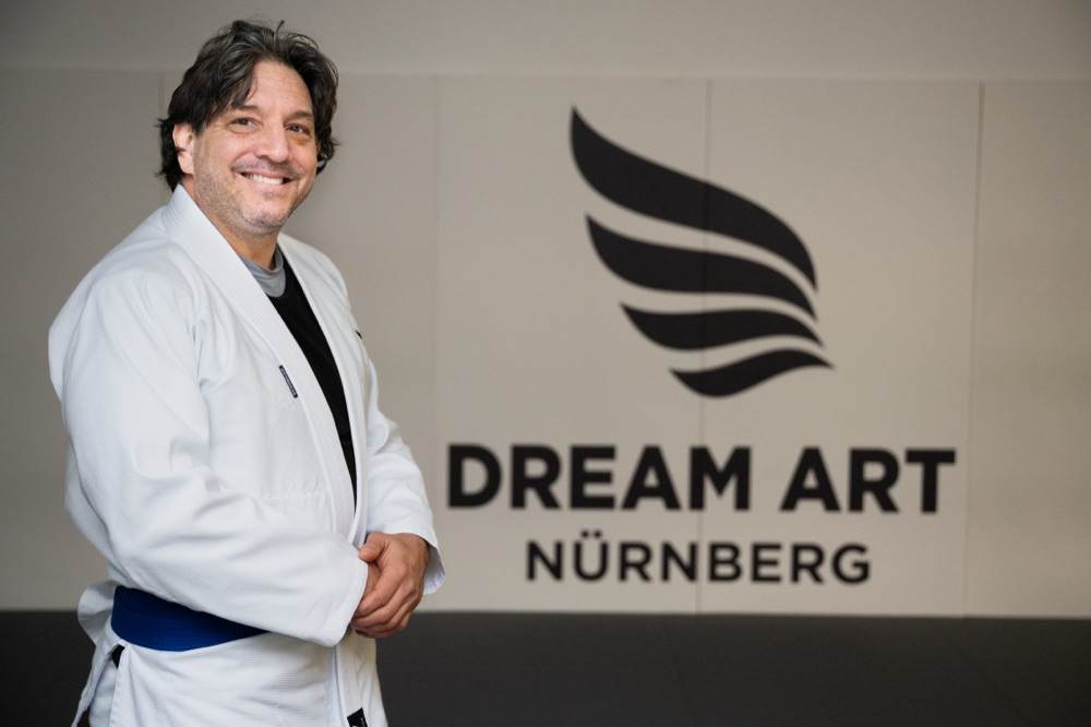 Jason Palumbo im Gi vor der Dream-Art-Wand