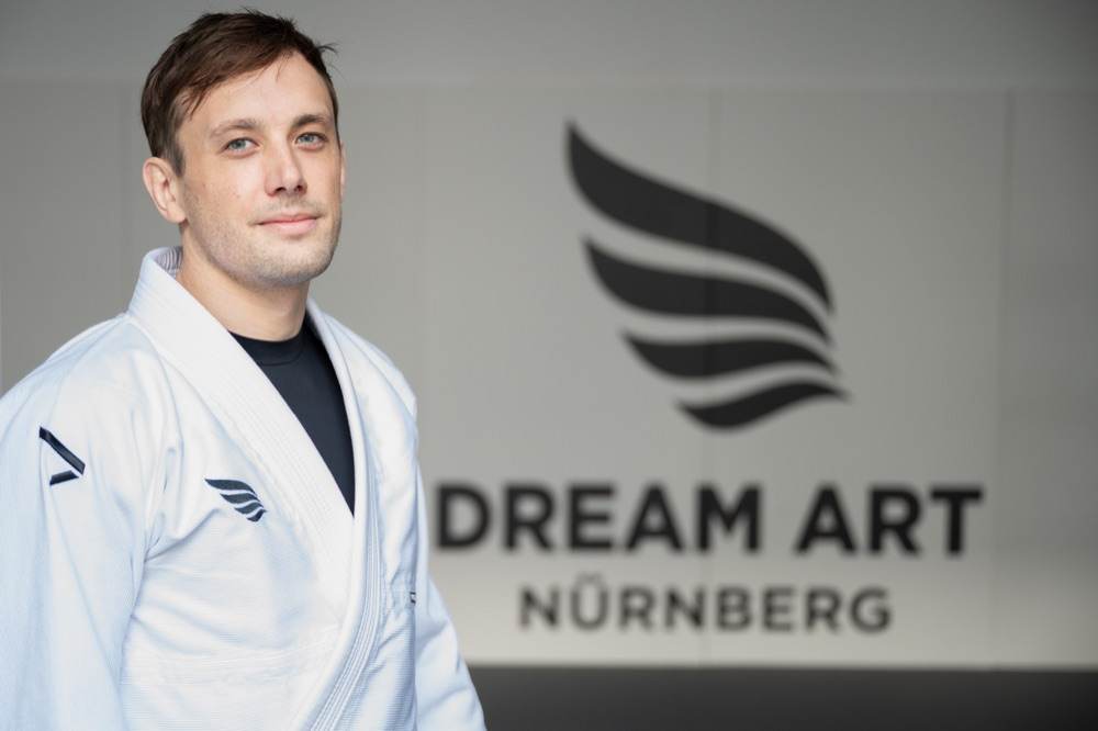 Lukas Schneider im Gi vor der Dream-Art-Wand