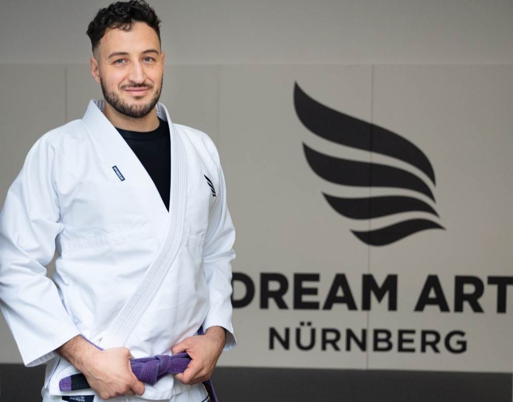 Nicolas Munique im Gi vor der Dream-Art-Wand