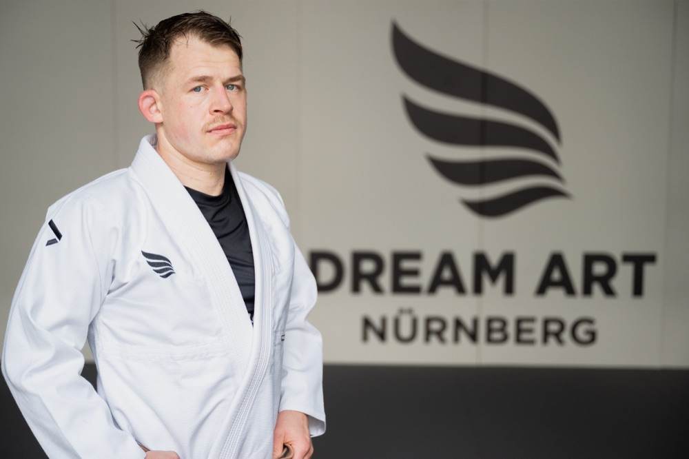 Paul Seelmann im Gi vor der Dream-Art-Wand