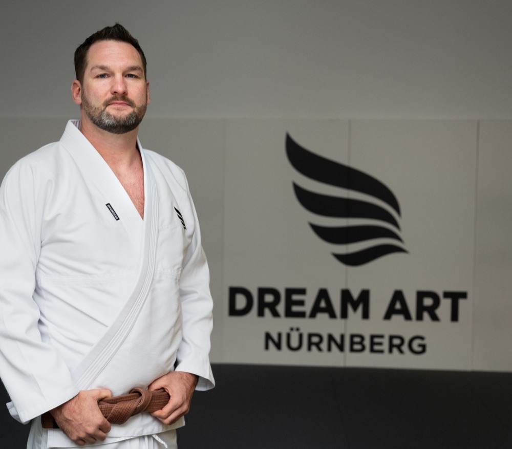 Philippe im Gi vor der Dream-Art-Wand