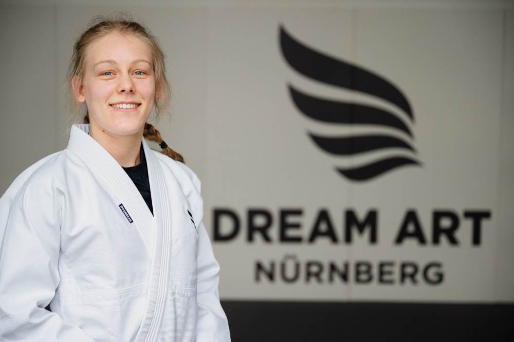 Tina Wirth im Gi vor der Dream-Art-Wand