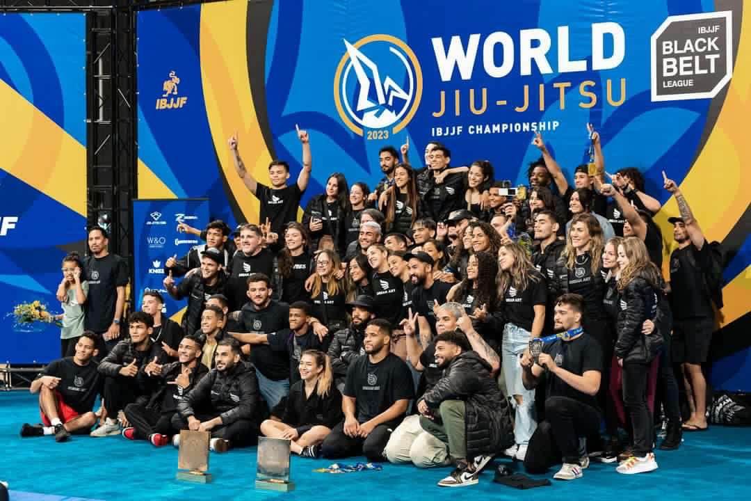 Das Dream-Art-Team feiert die Gesamtwertung der IBJJF-Weltmeisterschaft 2023